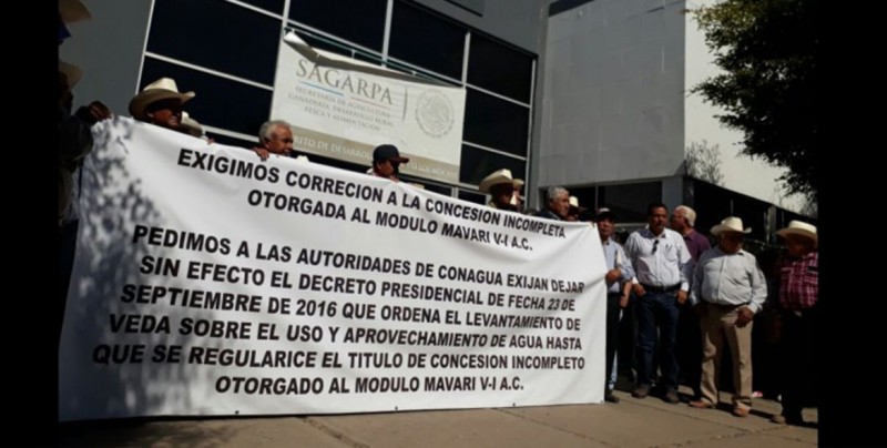 Se manifiestan productores del módulo Mavari en Conagua.