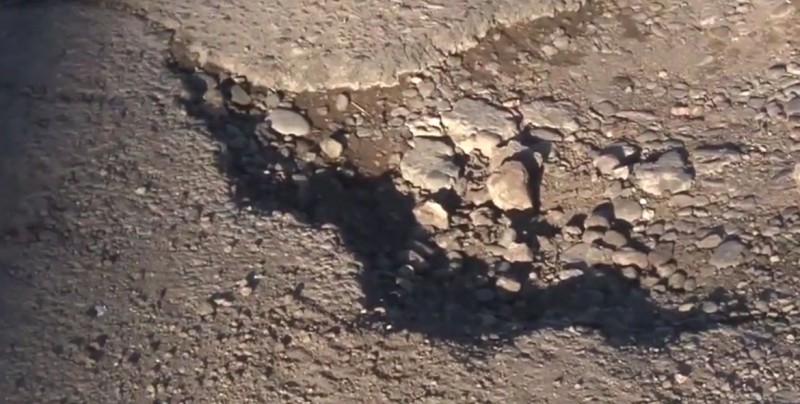 Siguen con el problema del bache