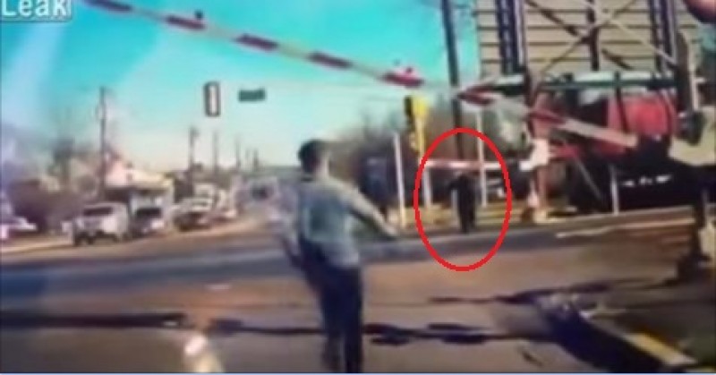 #Video Hombres salvan a anciana de ser atropellada por un tren