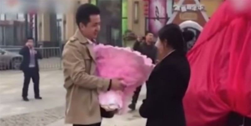 #Video Chino le regala a su novia un 'meteorito' de 33 toneladas