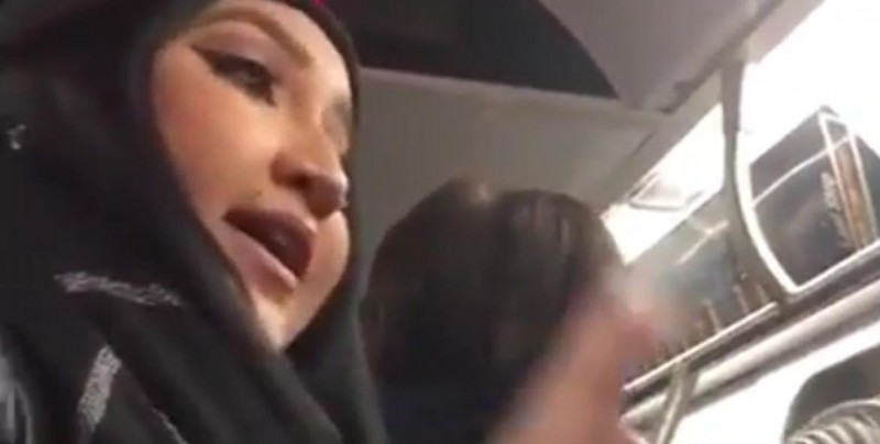 Joven latina defiende a pareja de comentarios xenófobos de otra hispana