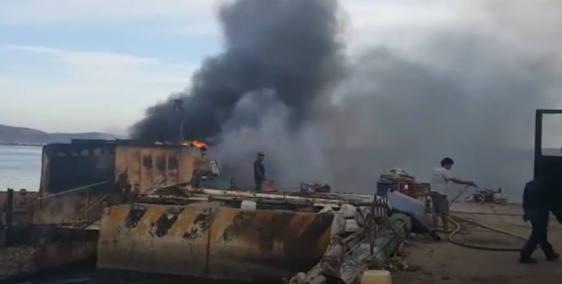 Se incendia barcaza en Mazatlán