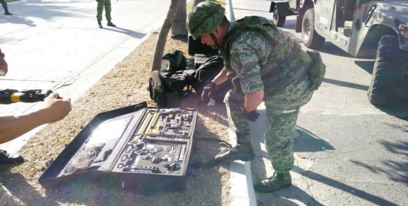 Aseguran material explosivo, dinamita y chalecos en Mazatlán