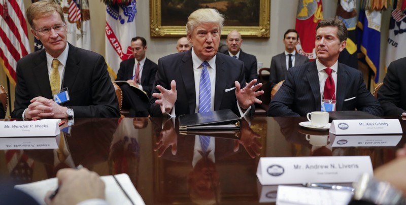 Busca Trump anular medidas contra calentamiento global