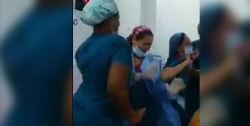 Enfermeras bailan junto a paciente desnuda y provoca indignación en redes