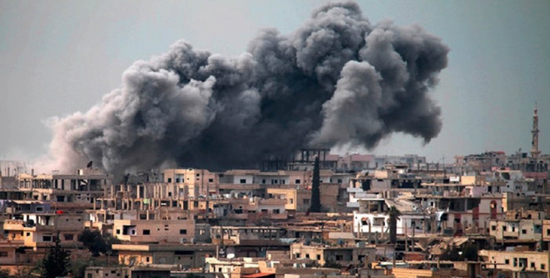 Bombardean la ciudad que sufrió ataque químico en Siria