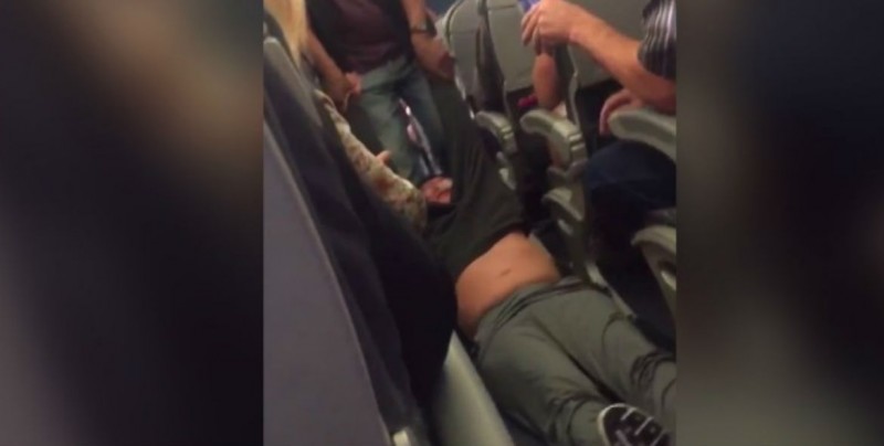 Aerolínea saca arrastrando a pasajero