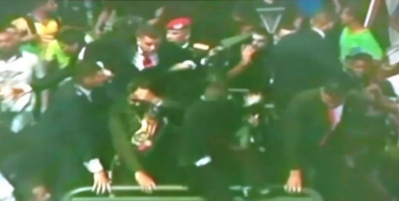 Lanzan objetos a Nicolas Maduro tras cierre de ceremonia