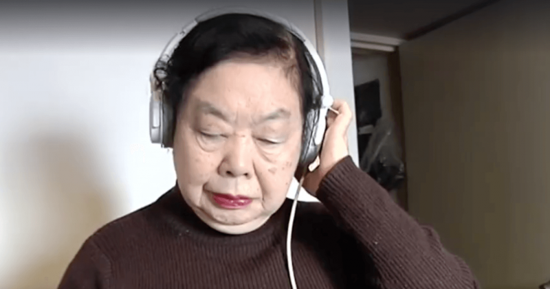 Tiene 82 años, por las tardes cocina, por las noches es DJ