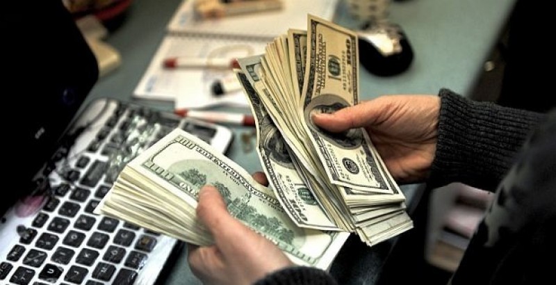 Tras declaraciones de Trump, dólar cae a 18.90 pesos