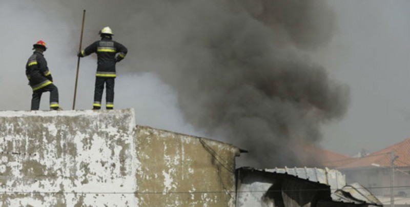 Avioneta se estrella en un centro comercial; Hay 5 muertos
