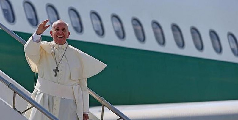 Papa Francisco llega a Egipto tras ataque a iglesias