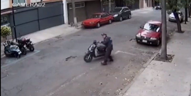 Policía mueve moto a un lugar prohibido para poder multarla