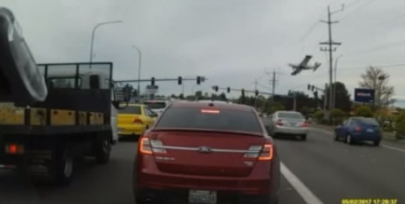 #Video Avioneta se estrella en autopista de Washington