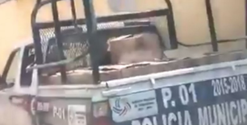 Usan patrulla municipal para transportar cartones de cerveza