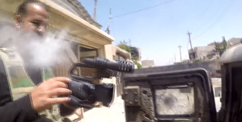 #Video Francotirador dispara contra corresponsal y lo salva su Go Pro
