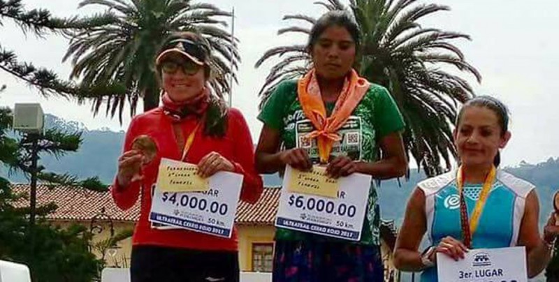 Mujer tarahumara gana ultramaratón corriendo en sandalias