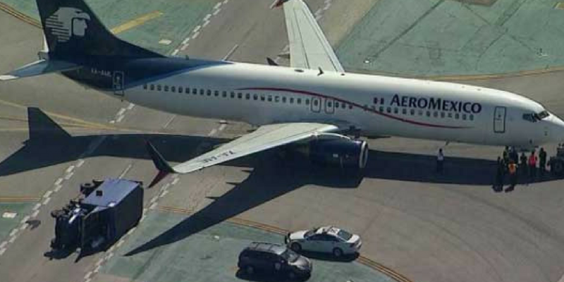 Avión de Aeroméxico se estrella contra un camión en Los Ángeles