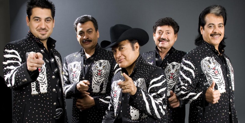 Multan a los Tigres del Norte con medio millón de pesos