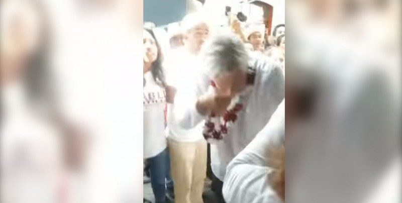 Le dan un 'huevazo' a López Obrador durante mitin en Veracruz