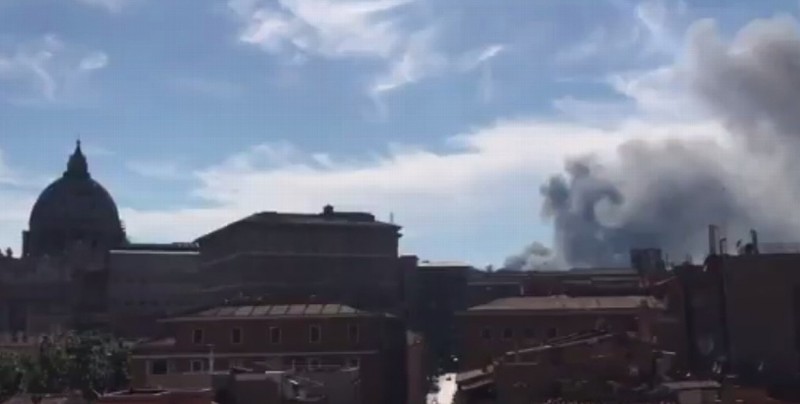 #Video: Una nube de humo se eleva sobre el Vaticano