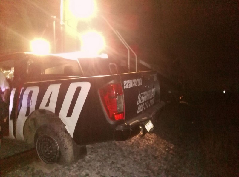 Tren arrolla a camioneta de seguridad privada