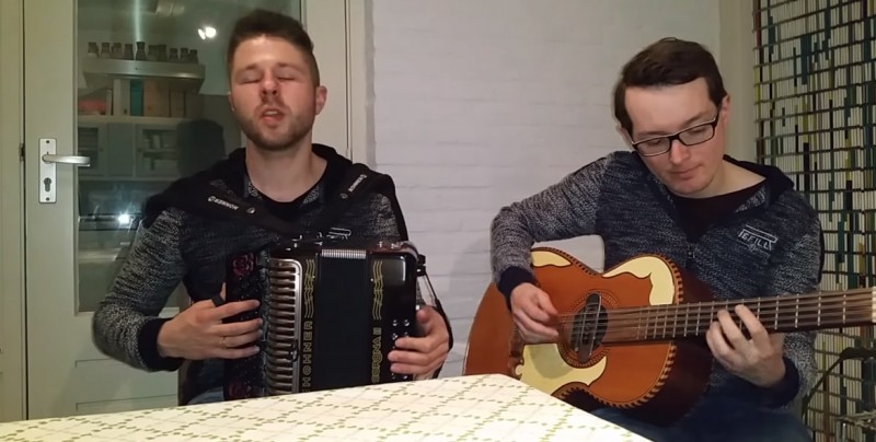 Holandeses cantan 'Te Metiste' de Ariel Camacho