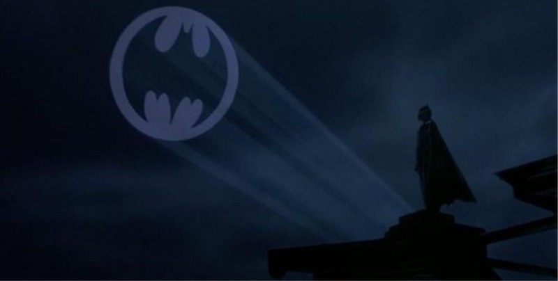 #Fotos Así encendieron la batiseñal en homenaje a Adam West