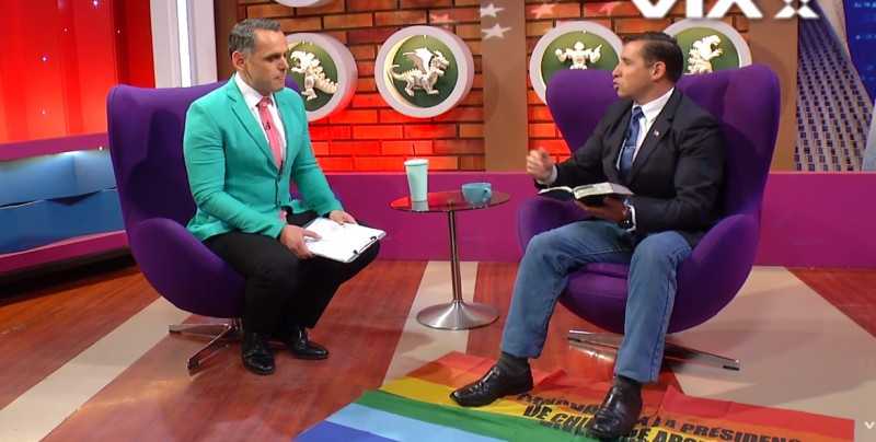 #Video Pastor usa de tapete bandera LGBTTTI y ofende a conductor gay