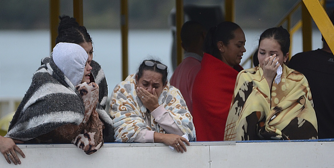 Buscan a turistas tras naufragio en Colombia