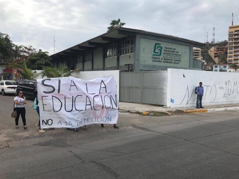 Maestros y alumnos del Cobaes 37 acuden al ayuntamiento