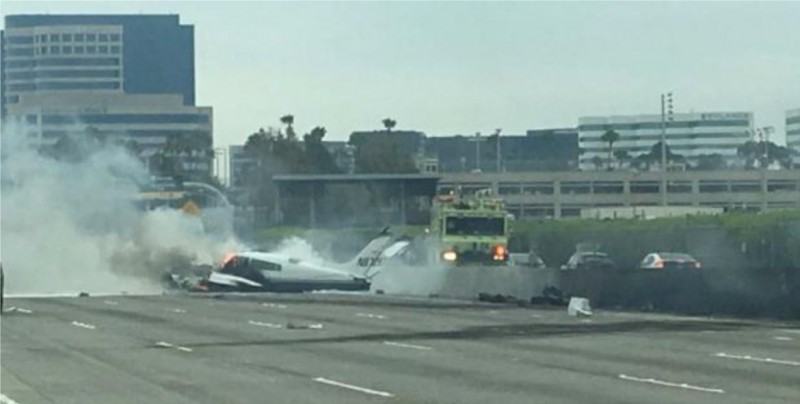 #Video Avioneta se estrella en carretera cerca de aeropuerto en California
