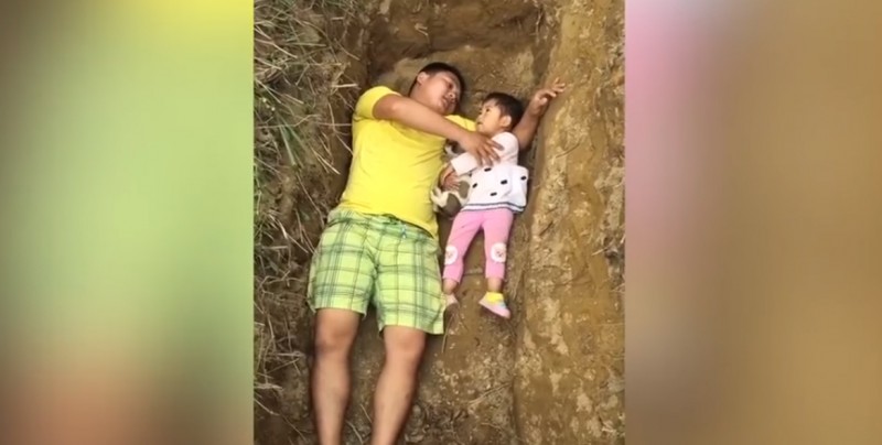 Padre prepara a su hija para la muerte jugando en su futura tumba