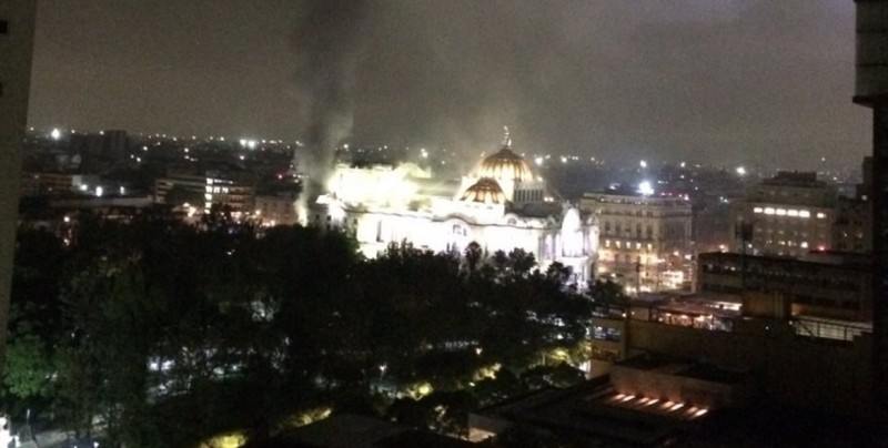 Se incendia una parte del Palacio de Bellas Artes