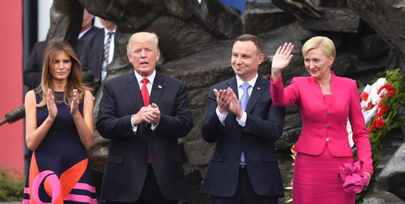 Primera Dama de Polonia deja con la mano alzada a Trump