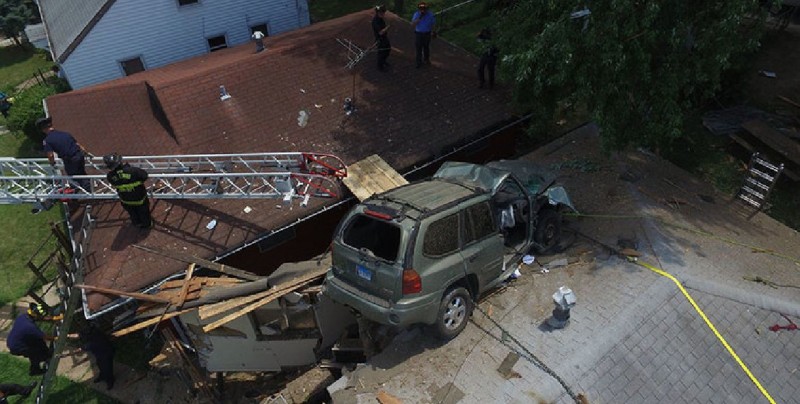 Después de un extraño accidente, auto aterriza sobre una casa