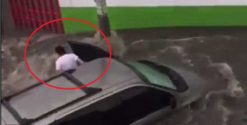 #Video Es arrastrado en su camioneta por el agua, se baja y esto pasó