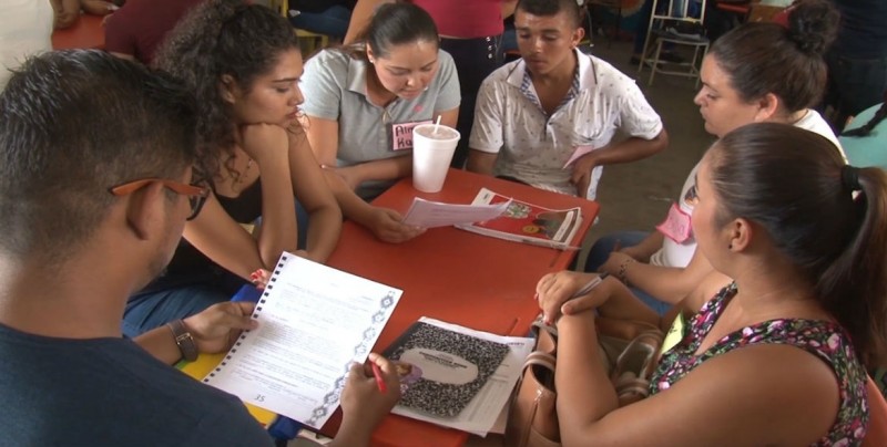 Con educación  quieren evitar  que niños carguen fusil al hombro.