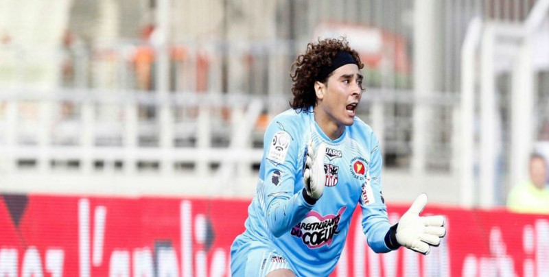 Guillermo Ochoa luce en Belgica