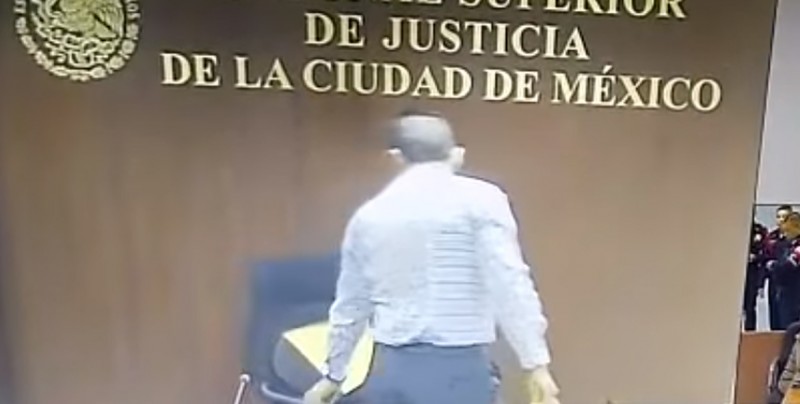 #Video Sólo en México: A juez no le gusta su silla y la rompe