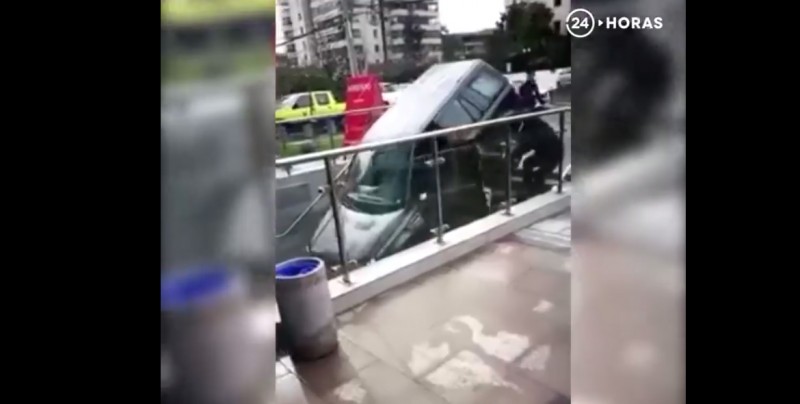 Conductora confundió acceso peatonal con un estacionamiento