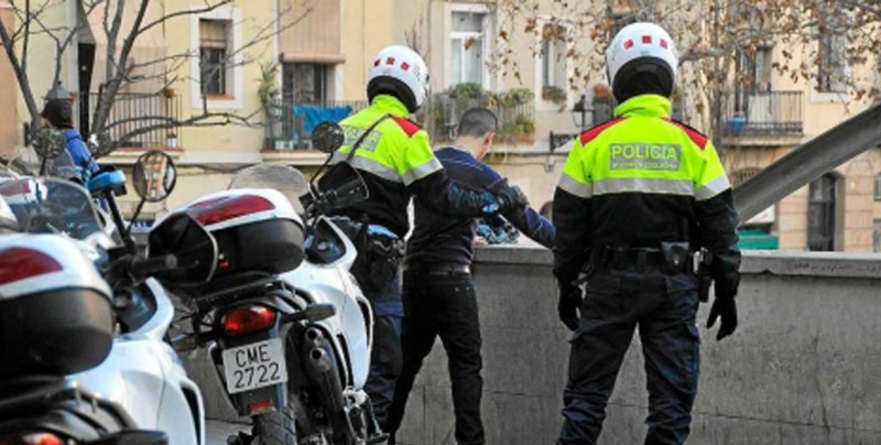 Policías fueron atropellados por otra furgoneta en Barcelona