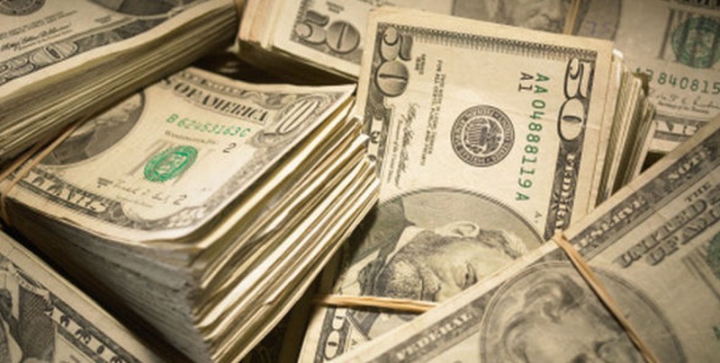 Hombre gana 758 millones de dólares en la loteria de EU