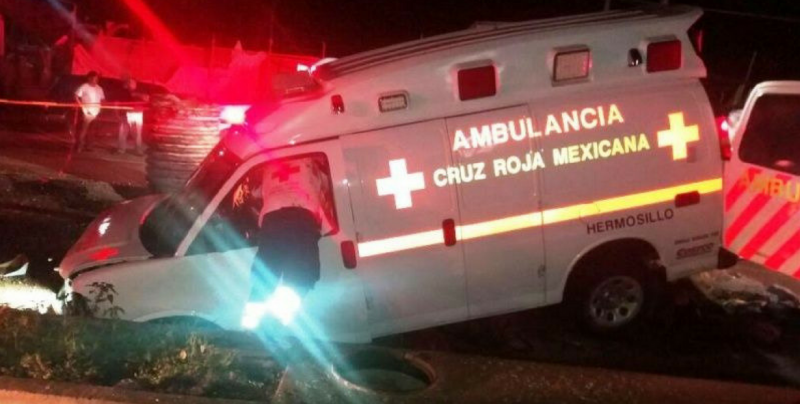 Ambulancia cae a socavón al llevar a una paciente