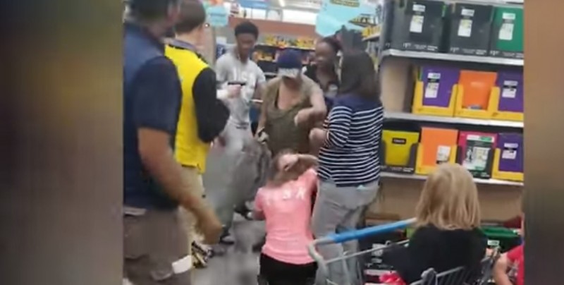 Mujeres peleaban por el mismo cuaderno hasta que una sacó un arma