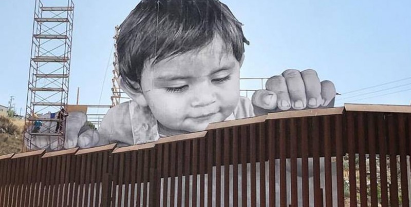 Aparece un bebé gigante en el muro entre México y EU