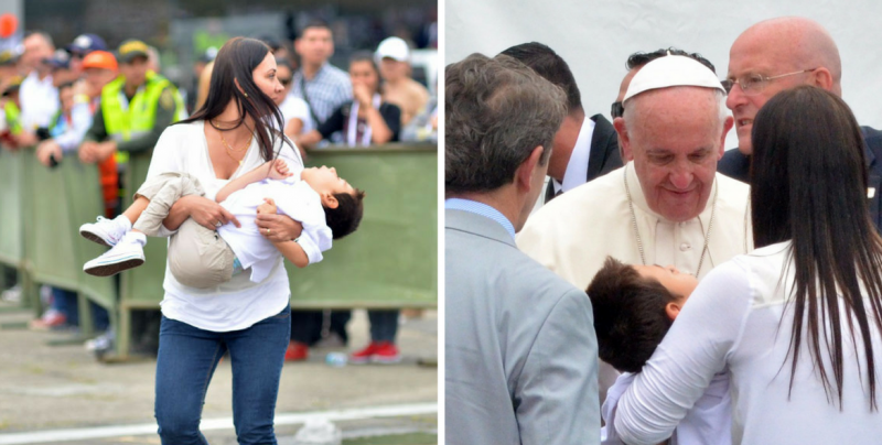 Mujer burla seguridad para que el papa bendijera a su hijo