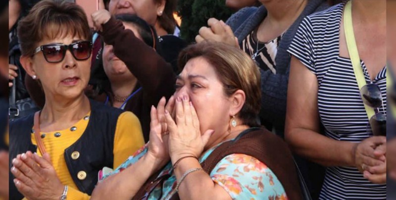 Tras demolición del IMSS, trabajadores rompen en llanto