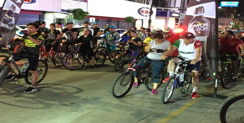 Decenas de ciclistas se dieron cita en la Rodada Nocturna