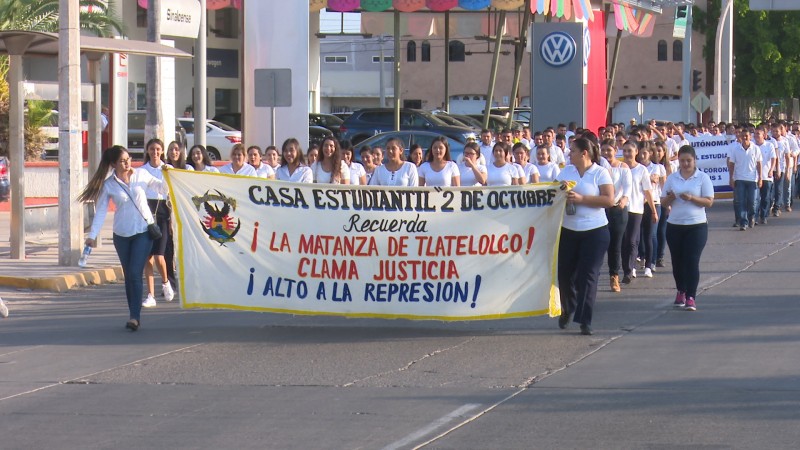 Marchan estudiantes recordando matanza de Tlatelolco